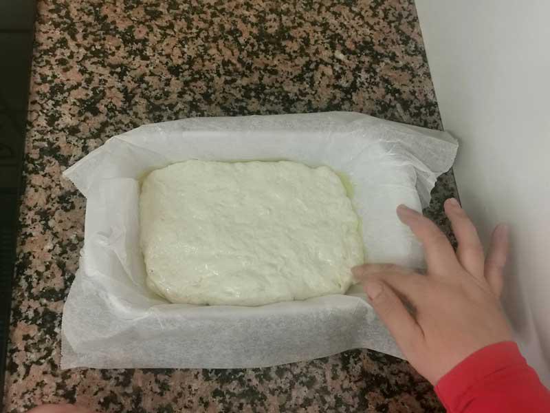 Focaccia en bandeja con aceite