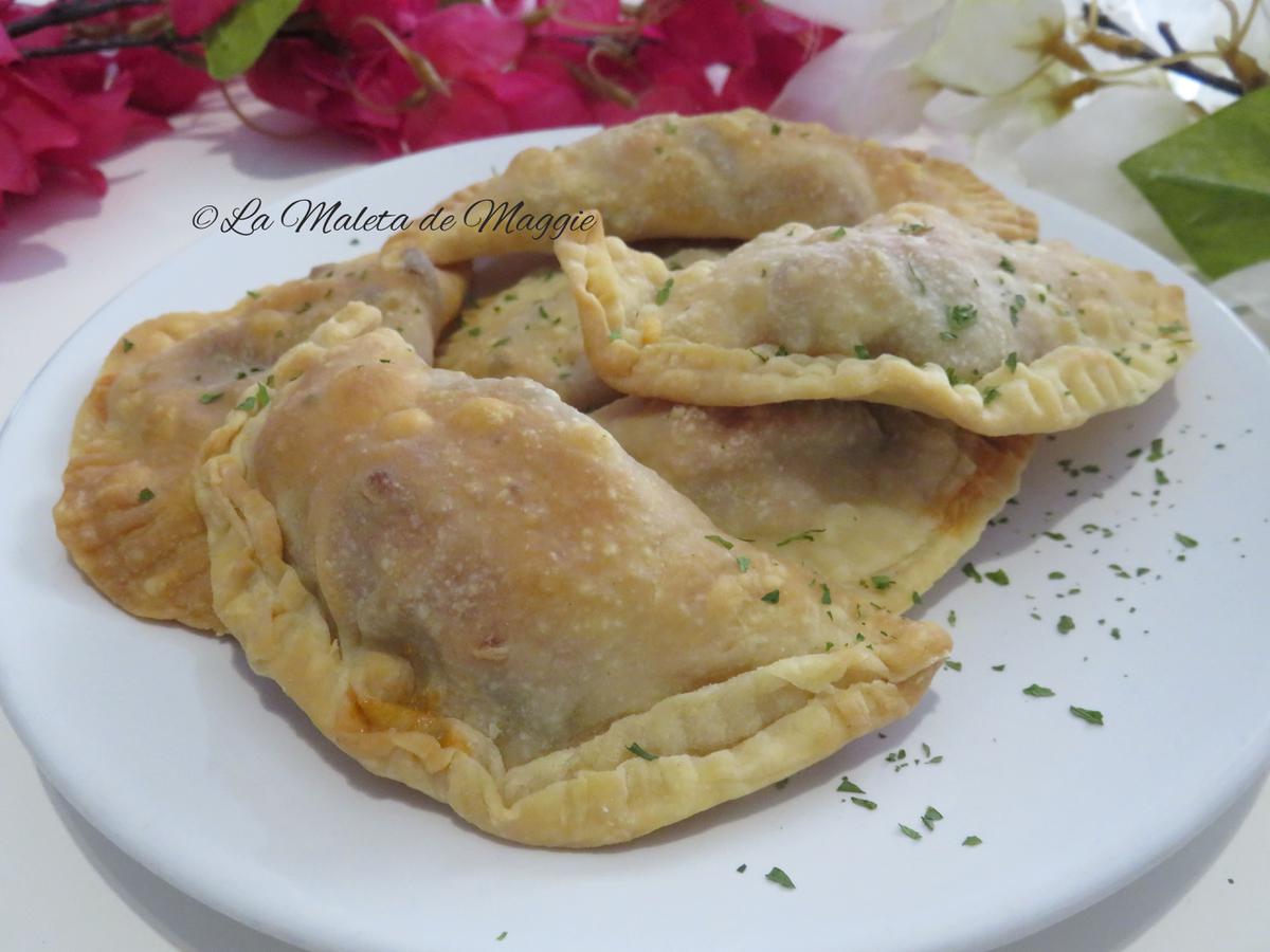 Empanadilla de bacon, queso y roquefort