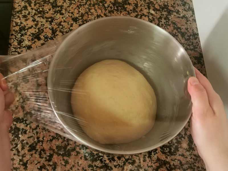 Reposar la masa tapada