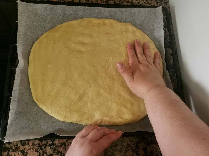 Dale forma a la coca con las manos