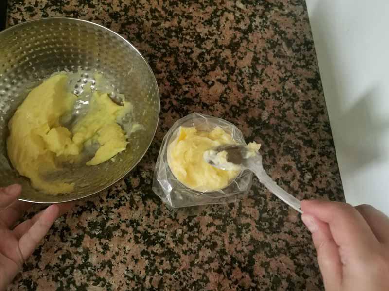 Pasa la crema a manga pastelera