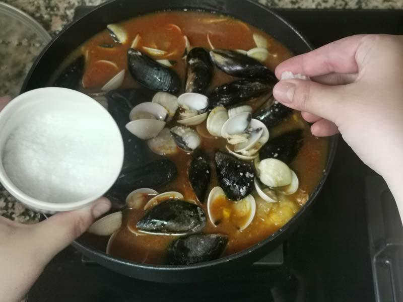 Mejillones almejas sal