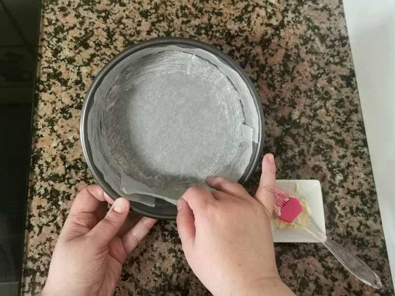 Forrar molde con papel vegetal