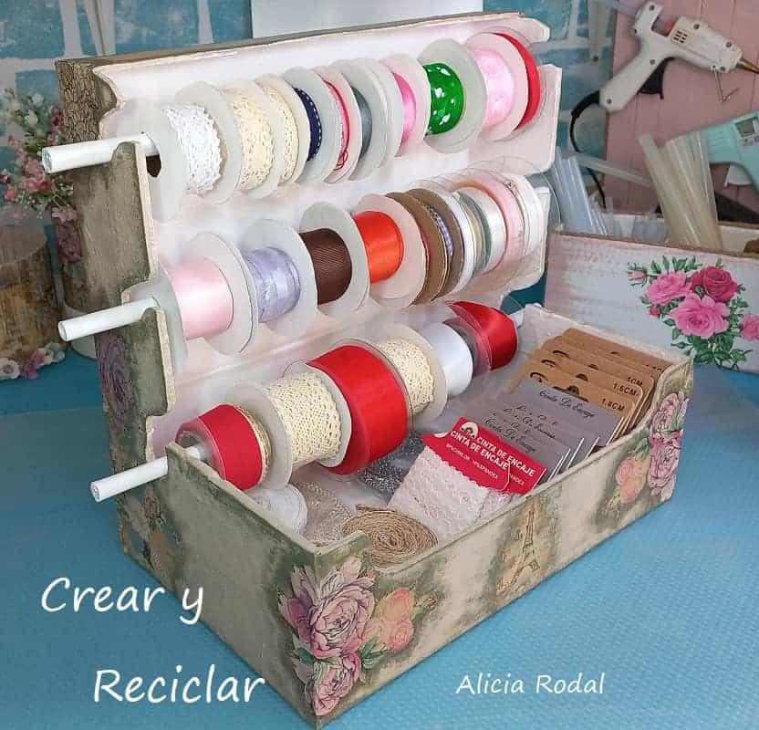 En el arte de las manualidades y la artesanía existen miles de técnicas para decorar diferentes tipos de materiales, superficies y objetos. Una de estas técnicas se conoce como decoupage. A mí me encanta esta sencilla técnica porque es muy fácil de aplicar y las posibilidades son infinitas.