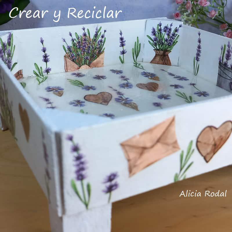 En el arte de las manualidades y la artesanía existen miles de técnicas para decorar diferentes tipos de materiales, superficies y objetos. Una de estas técnicas se conoce como decoupage. A mí me encanta esta sencilla técnica porque es muy fácil de aplicar y las posibilidades son infinitas.