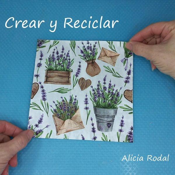 En el arte de las manualidades y la artesanía existen miles de técnicas para decorar diferentes tipos de materiales, superficies y objetos. Una de estas técnicas se conoce como decoupage. A mí me encanta esta sencilla técnica porque es muy fácil de aplicar y las posibilidades son infinitas.