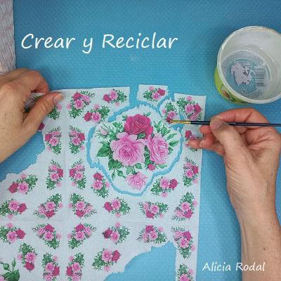En el arte de las manualidades y la artesanía existen miles de técnicas para decorar diferentes tipos de materiales, superficies y objetos. Una de estas técnicas se conoce como decoupage. A mí me encanta esta sencilla técnica porque es muy fácil de aplicar y las posibilidades son infinitas.