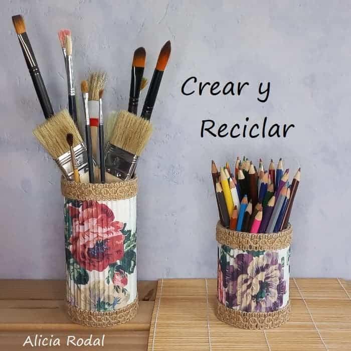 En el arte de las manualidades y la artesanía existen miles de técnicas para decorar diferentes tipos de materiales, superficies y objetos. Una de estas técnicas se conoce como decoupage. A mí me encanta esta sencilla técnica porque es muy fácil de aplicar y las posibilidades son infinitas.