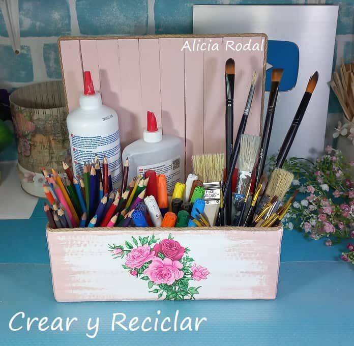 En el arte de las manualidades y la artesanía existen miles de técnicas para decorar diferentes tipos de materiales, superficies y objetos. Una de estas técnicas se conoce como decoupage. A mí me encanta esta sencilla técnica porque es muy fácil de aplicar y las posibilidades son infinitas.