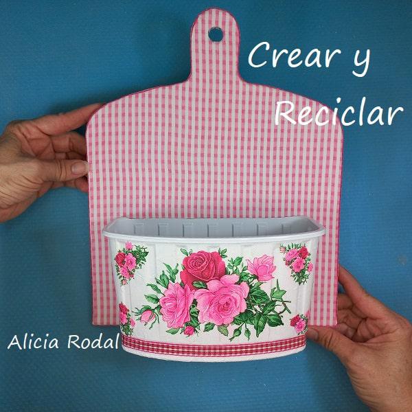 En el arte de las manualidades y la artesanía existen miles de técnicas para decorar diferentes tipos de materiales, superficies y objetos. Una de estas técnicas se conoce como decoupage. A mí me encanta esta sencilla técnica porque es muy fácil de aplicar y las posibilidades son infinitas.