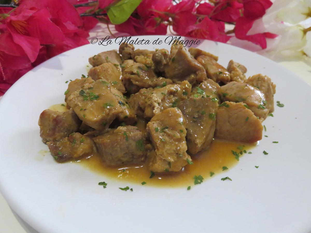 Dados de carne en salsa de soja y mostaza