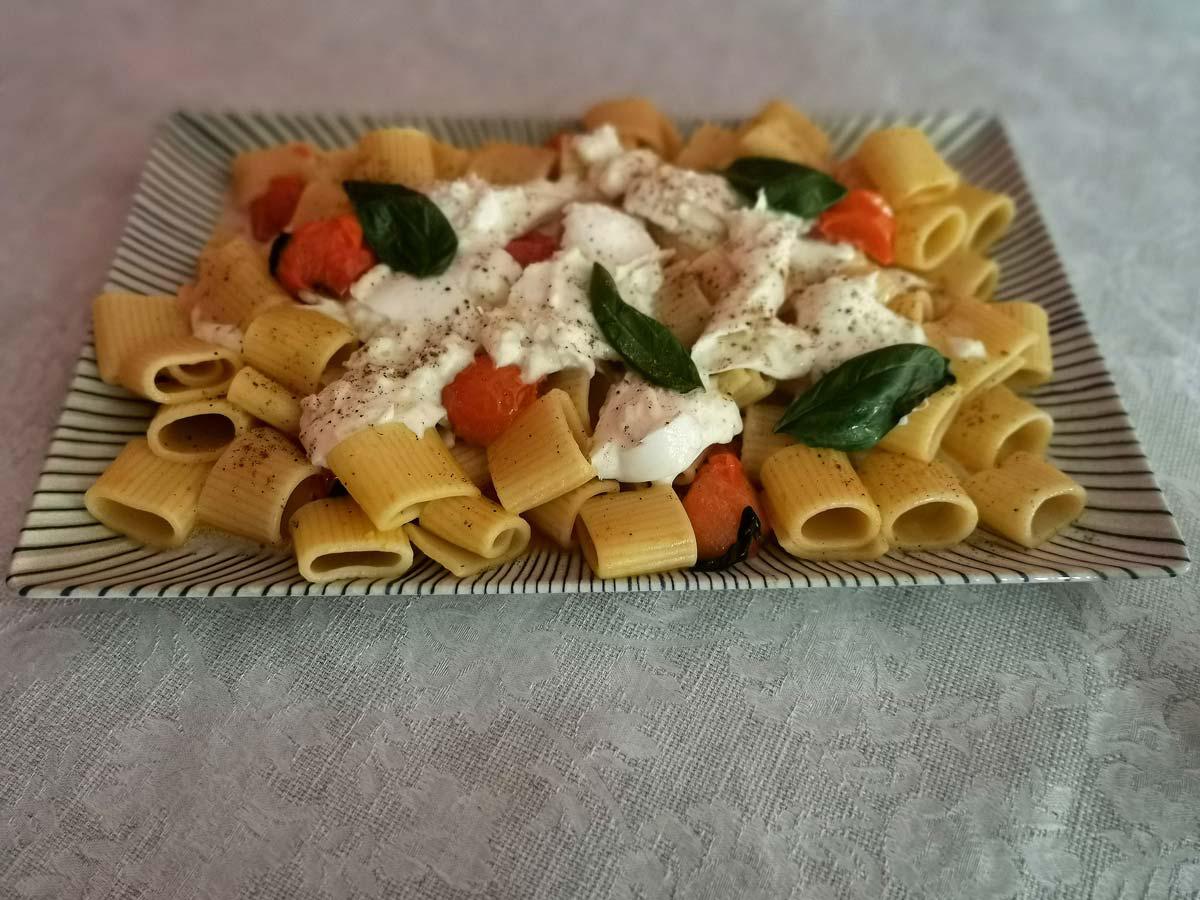 Receta de ensalada de pasta con tomate, albahaca y burrata