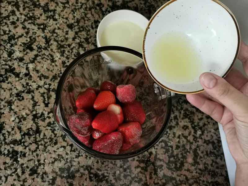 Zumo de limon a fresas
