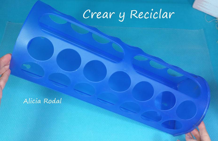 Vamos a transformar un porta bolsas de plástico o dispensador de bolsas plásticas de compras, en un hermoso paragüero.