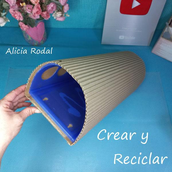 Vamos a transformar un porta bolsas de plástico o dispensador de bolsas plásticas de compras, en un hermoso paragüero.