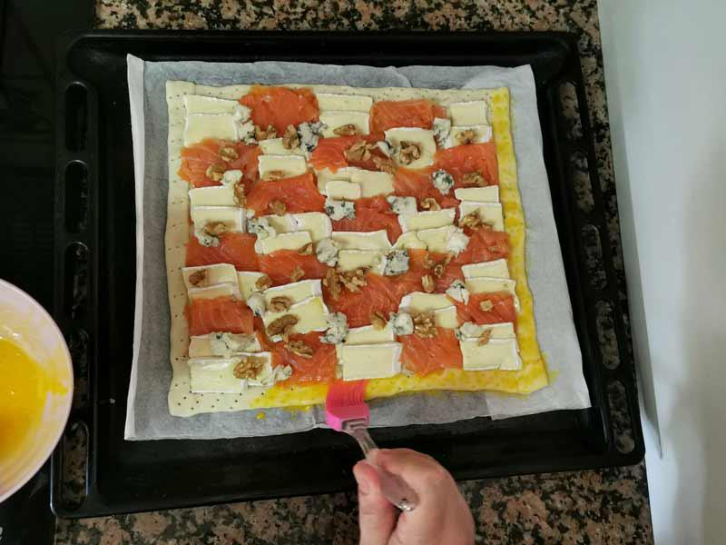 Pincela con huevo los bordes