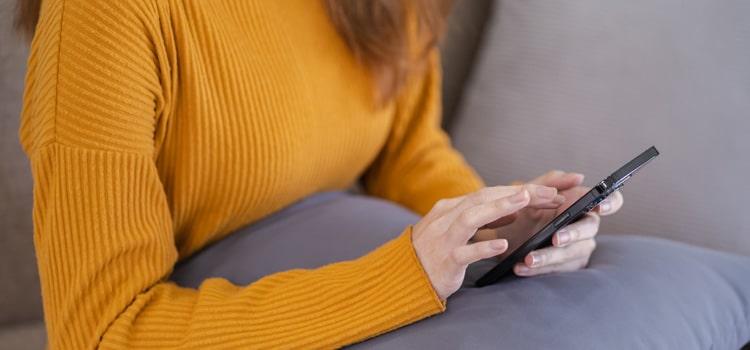 El consumo de TikTok en prime time está estrechamente relacionado con el hábito de usar el móvil en el sofá después de la jornada laboral, como parte del merecido descanso del guerrero