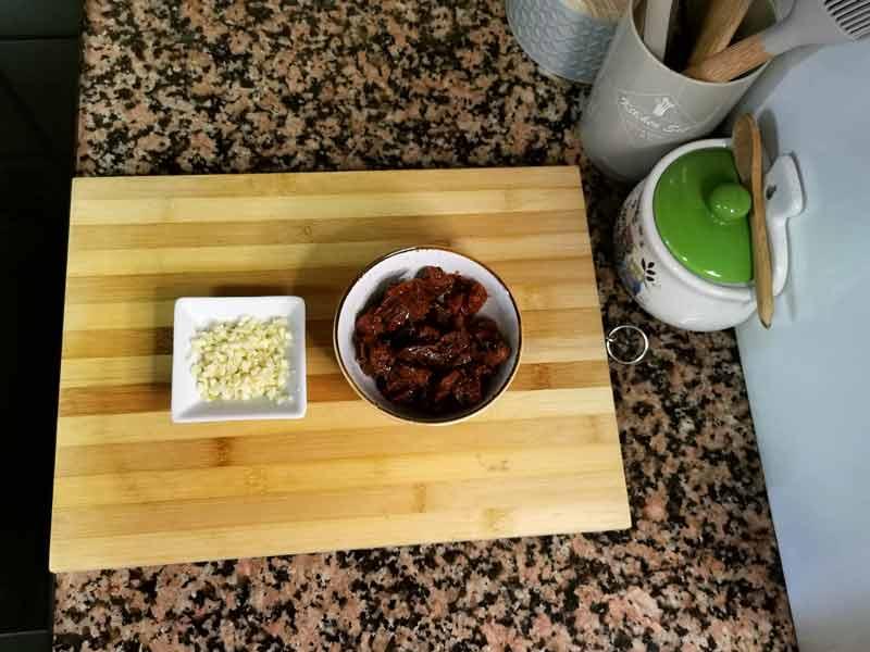 Picar ajos y trocear tomates secos