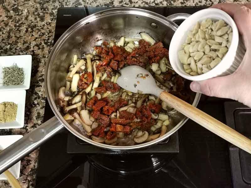 Anade tomates secos y almendras
