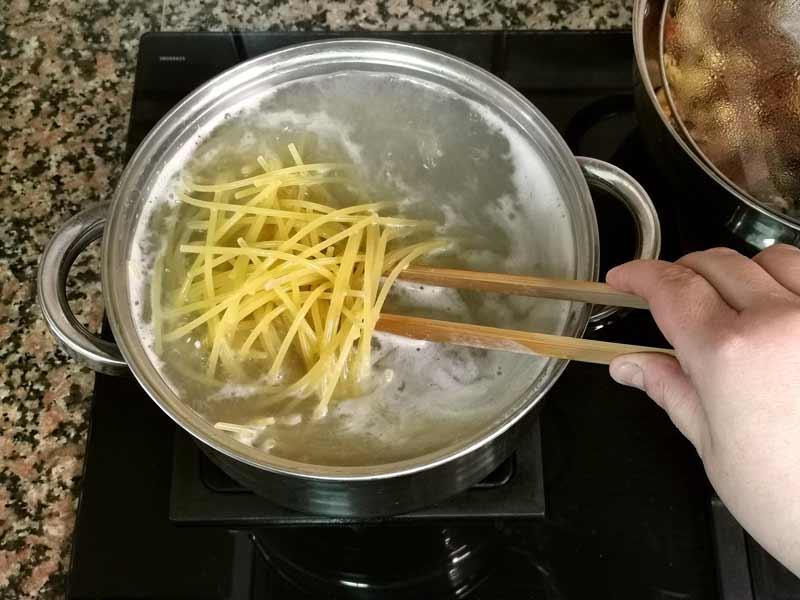 Cuece espaguetis