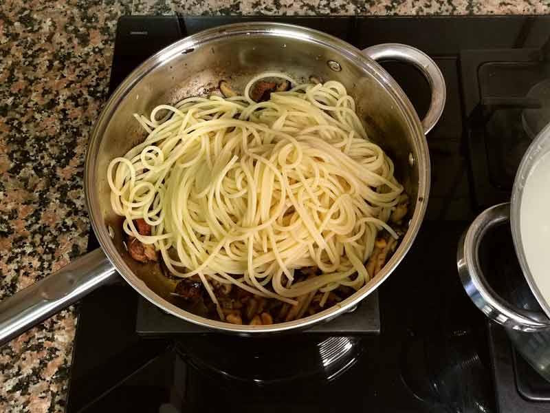 Anade pasta escurrida