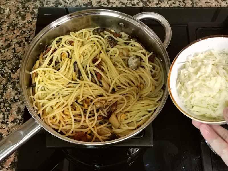 Remueve y anade parmesano