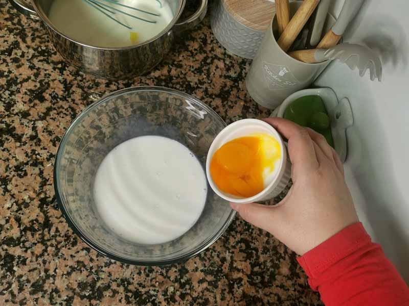 Mezclar leche y yemas de huevo