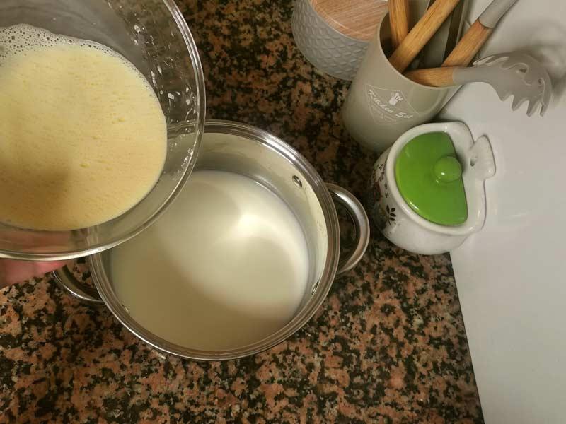 Anadir mezcla a leche infusionada