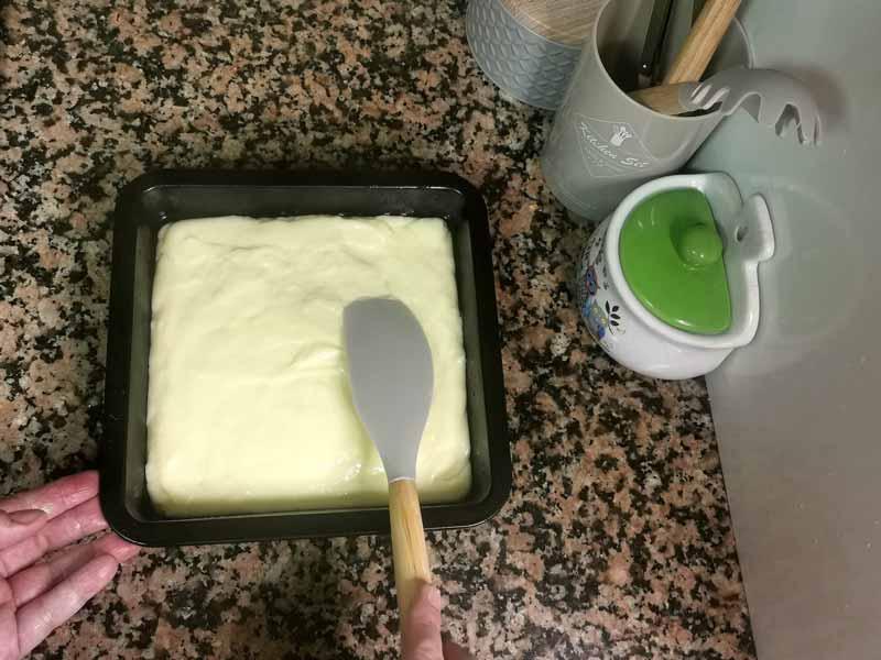 Poner en un molde engrasado