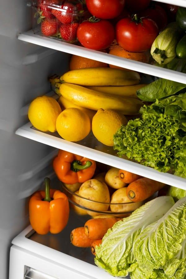 Disposición de comida sana en la nevera