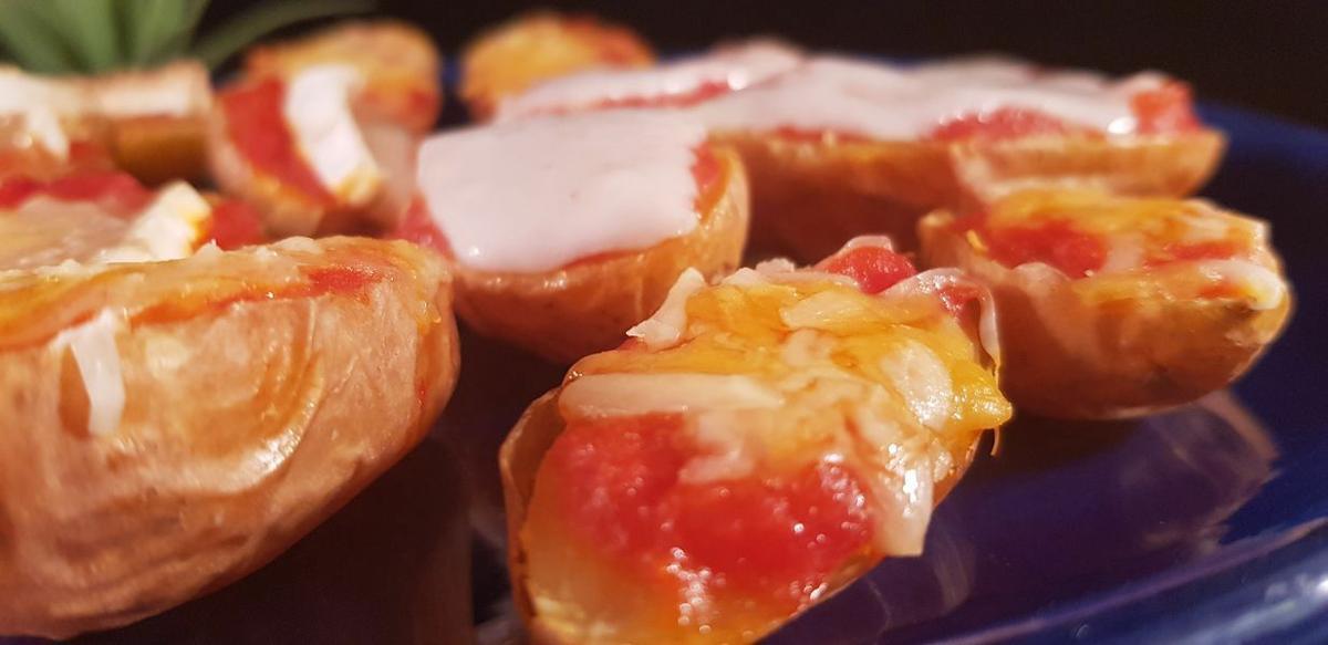 Patatas guarnición con tomate y queso en freidora de aire