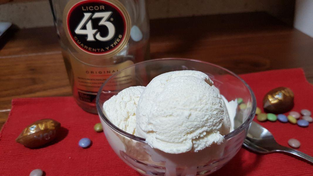 Helado de vainilla y licor 43