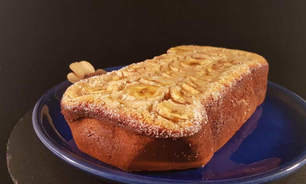 Bizcocho de plátano y chocolate blanco en panificadora