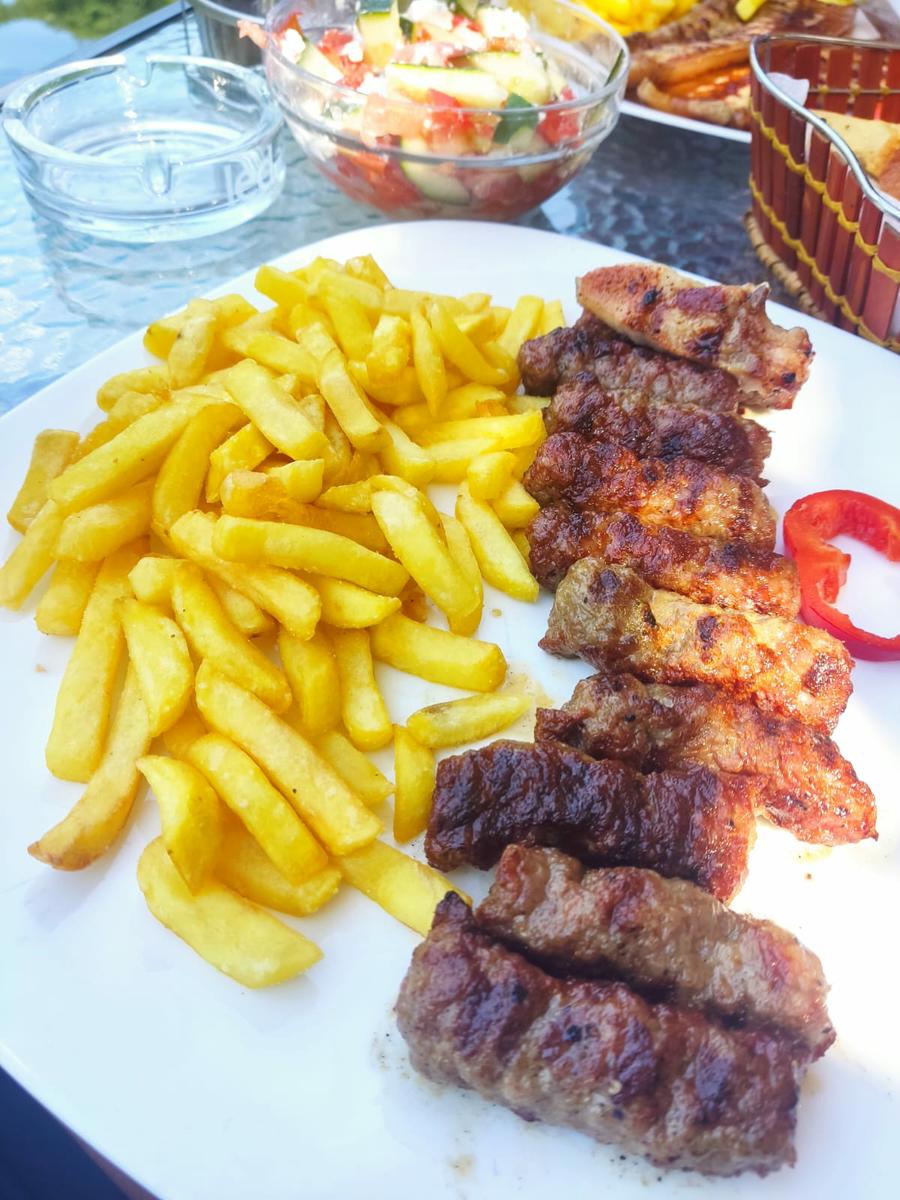 carne a la brasa en la cascada Trebizat