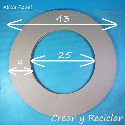 Para darle la bienvenida a la primavera podemos hacer algunas decoraciones sencillas en nuestra casa, para darle un toque especial, sobre todo a partir de los meses de marzo y abril. En este tutorial te muestro cómo hacer una corona de flores para celebrar la Pascua y la llegada de la primavera.