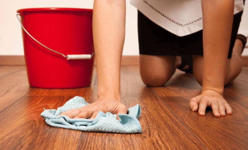 Quitar manchas en piso de madera