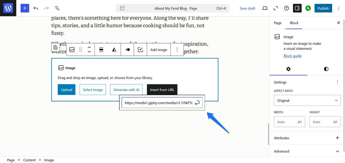 Una flecha azul apuntando al insertador de GIF en el editor de WordPress.