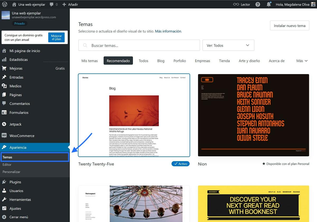 Una flecha azul apuntando a la sección Apariencia > Temas en el escritorio de WordPress.com.
