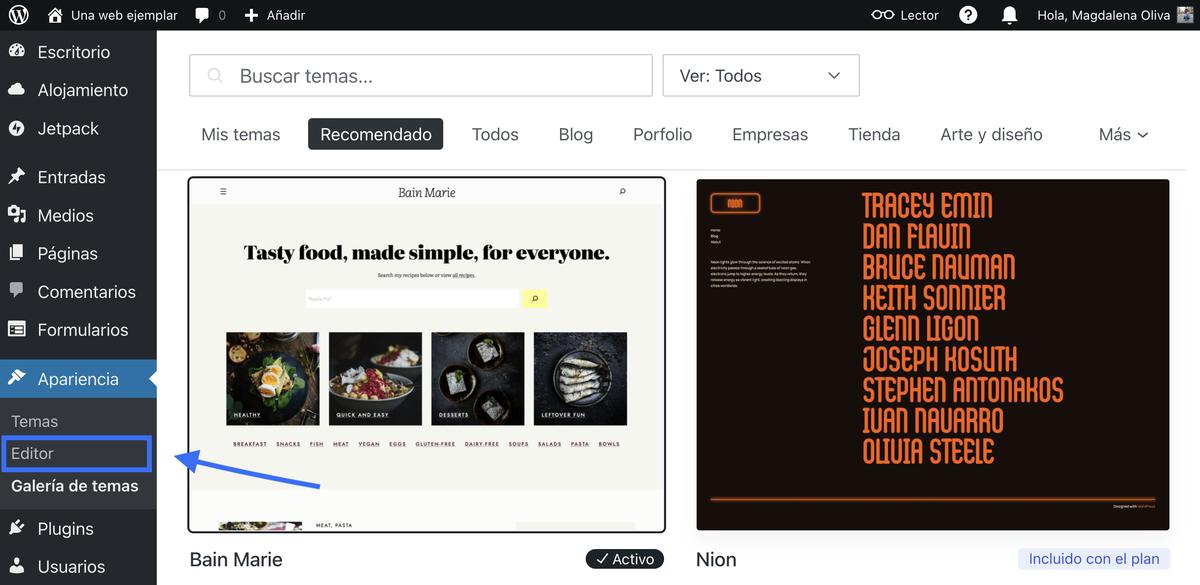 Un cuadro azul y una flecha apuntando a la página Apariencia > Editor en el escritorio de WordPress.