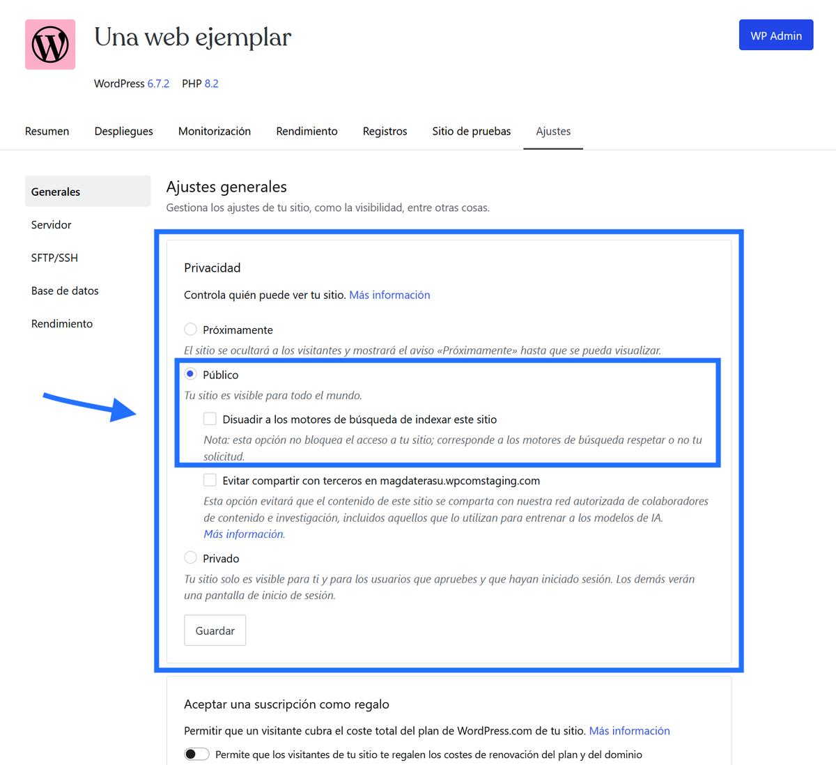 Un cuadro azul y una flecha señalando a los ajustes de privacidad en WordPress.com.