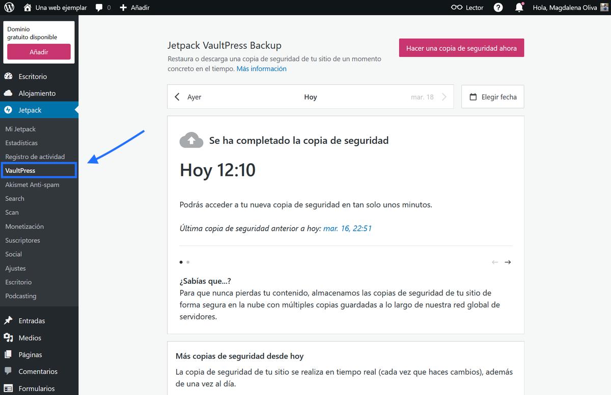 Un cuadro y una flecha azul señalando el ajuste VaultPress de la sección Jetpack en WordPress.com.