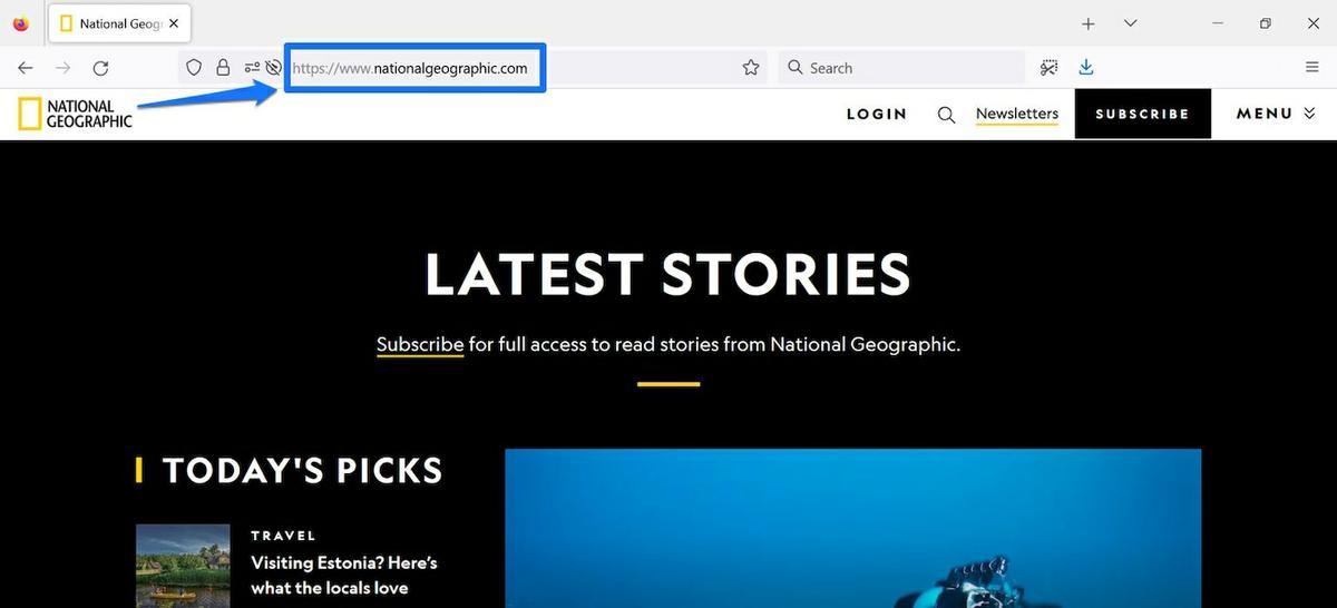La página de inicio de National Geographic con un recuadro azul y una flecha apuntando a la URL en el navegador Firefox.
