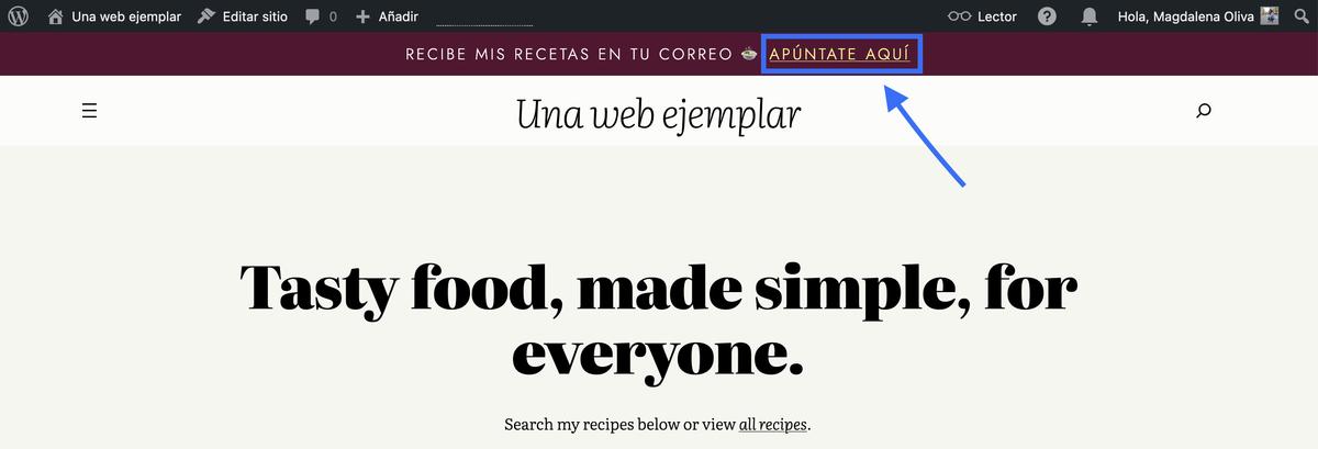 Una flecha azul apuntando a la llamada a la acción Apúntate aquí en la parte superior de la página de inicio de una web.
