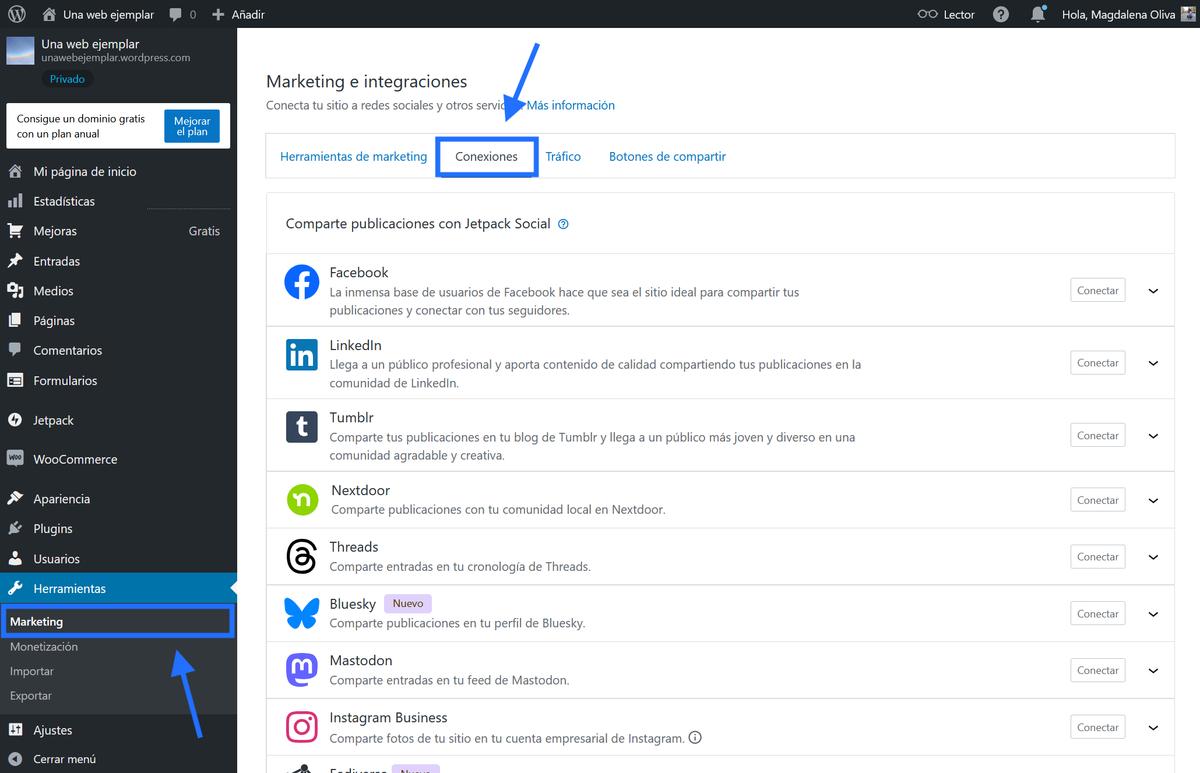 Un cuadro azul y una flecha señalando la sección Conexiones del menú Marketing en WordPress.com.