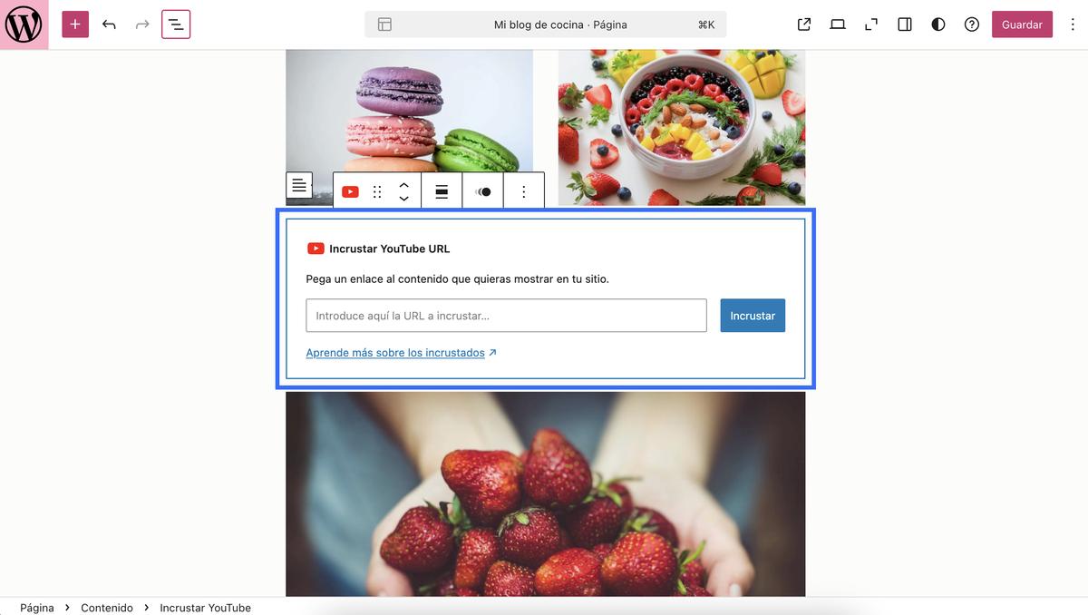 Un cuadro azul alrededor de un bloque insertado de YouTube en el editor de WordPress.