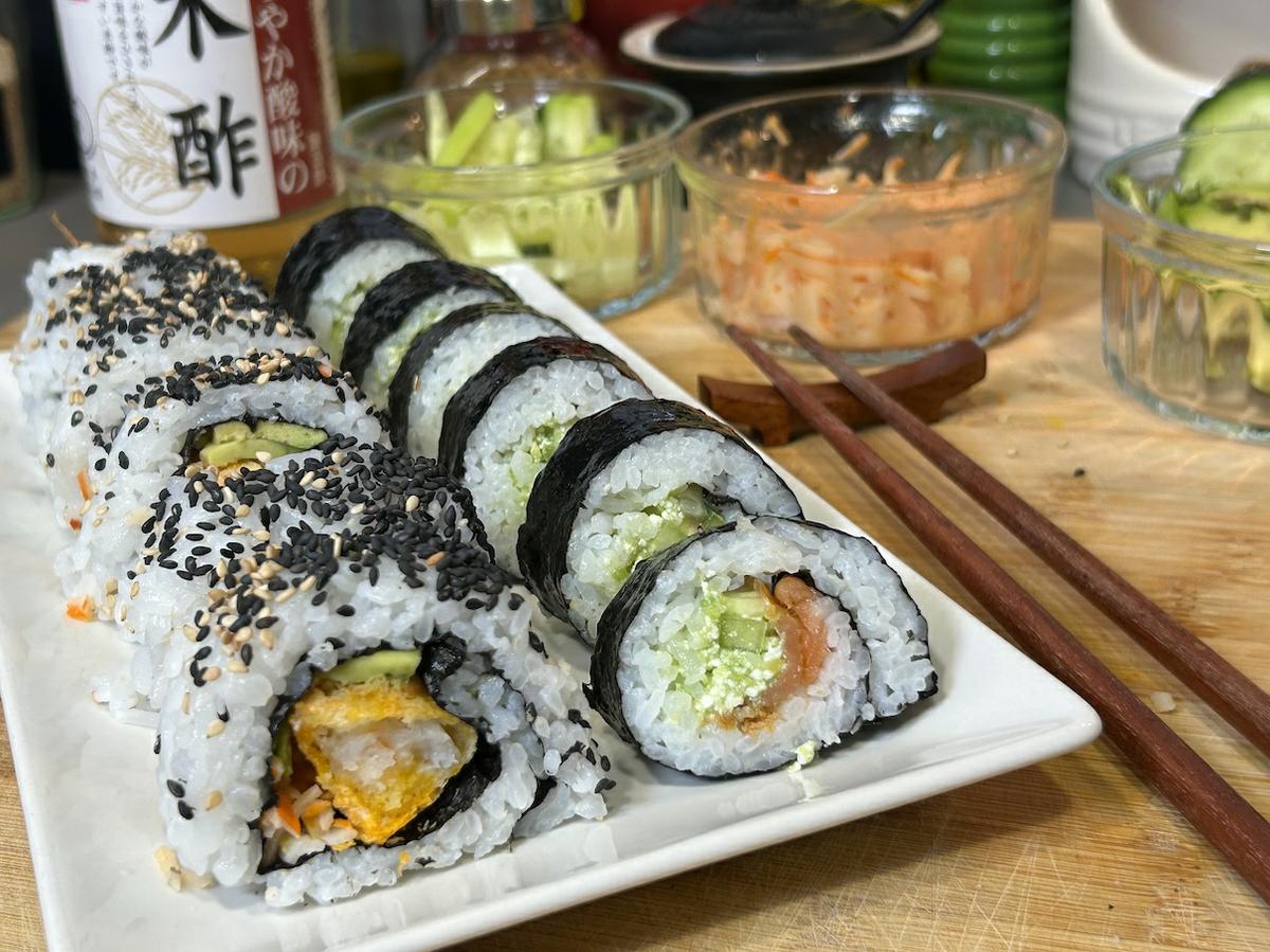 Uramaki de langostinos rebozados y maki de salmón ahumado con aguacate y queso