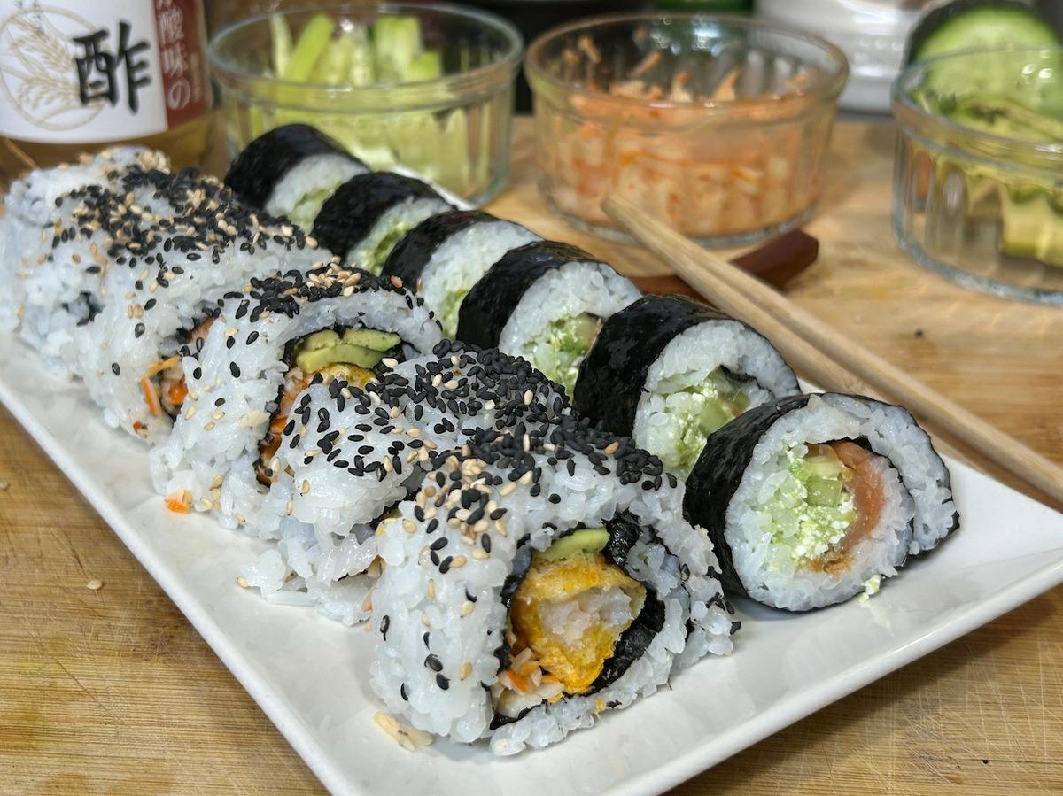 Uramaki de langostinos rebozados y maki de salmón ahumado con aguacate y queso