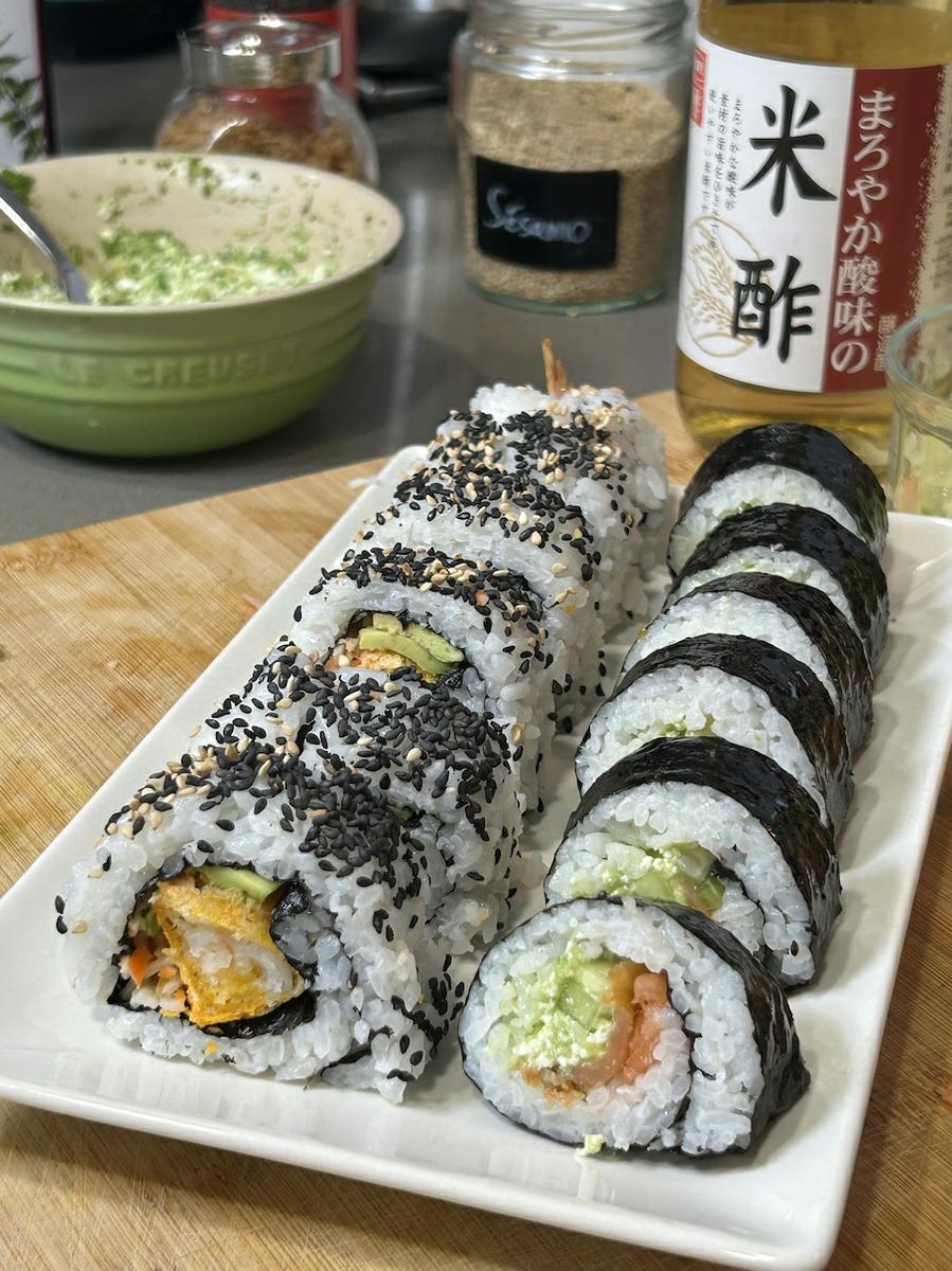 Uramaki de langostinos rebozados y maki de salmón ahumado con aguacate y queso