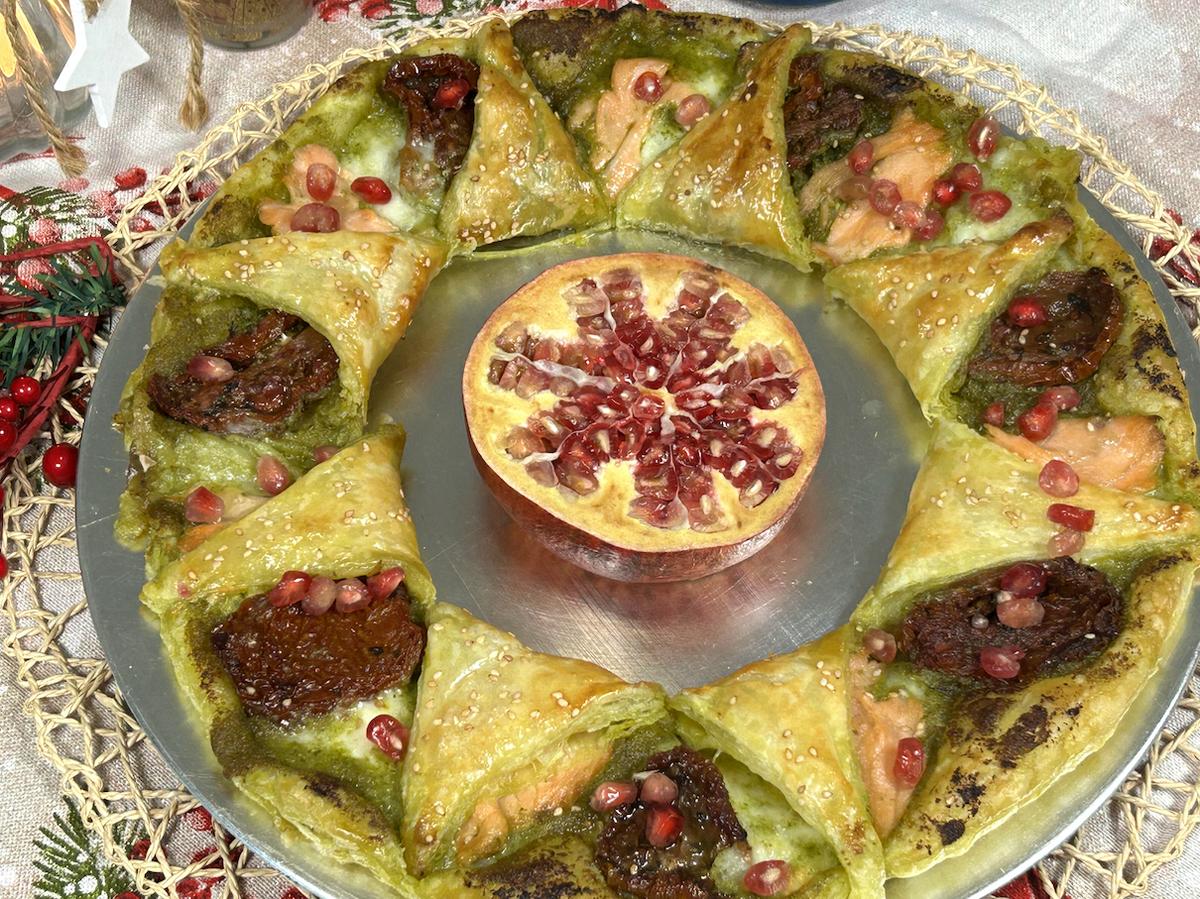 Estrella de hojaldre para Navidad de pesto, tomate, queso sin lactosa y salmón ahumado.