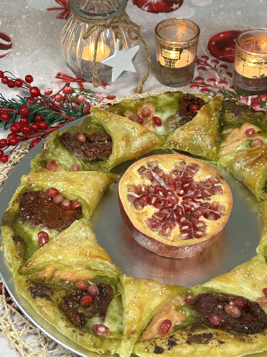 Estrella de hojaldre para Navidad de pesto, tomate, queso sin lactosa y salmón ahumado.